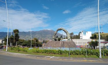 Amplia vista desde el monumento al campesino de fondo el volcán Galeras y un cielo azul parcialmente nublado.