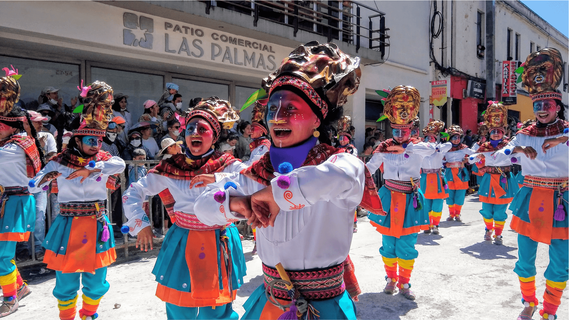 Un colorido desfile del canto a la tierra del carnaval de negros y blancos de Pasto; con bailarines de los colectivos correograficos con trajes tradicionales, máscaras vibrantes y pintura facial. Actúan con alegría ante un público entusiasta.