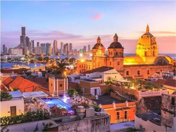 Cartagena al atardecer, al fondo iglesias iluminadas