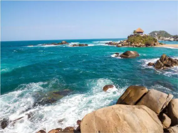 Playa de Santa Marta las olas golpean las piedras